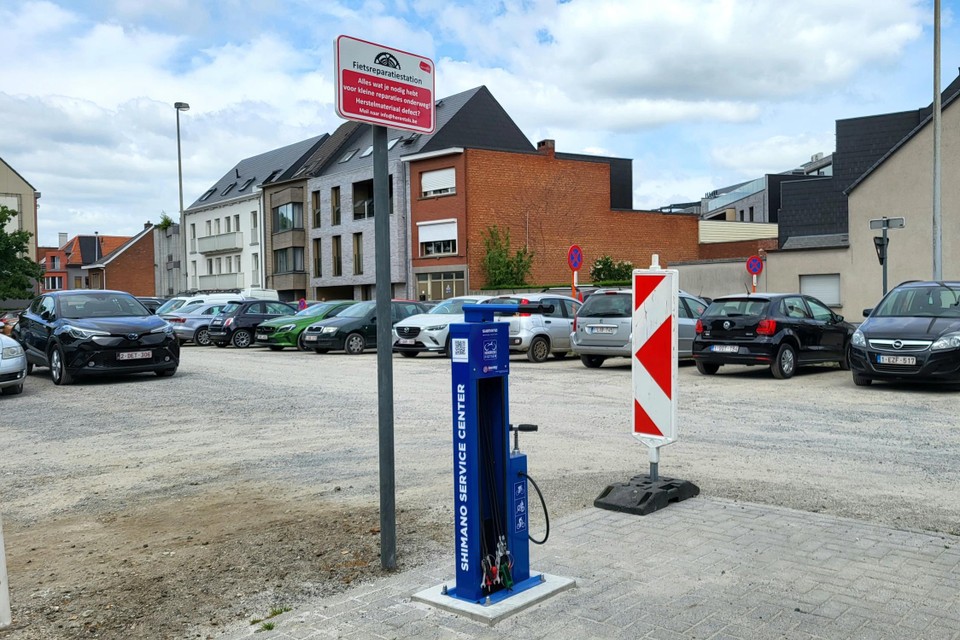 Een van de twee fietsreparatiestations staat op de parking achter de bib, tegenover Fietsen Hendrickx.
