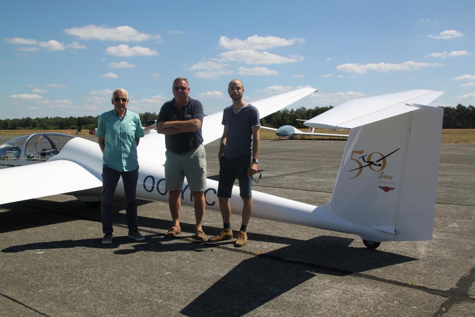 Louis, Paul en Senne bij een van de clubvliegtuigen dat speciaal voor de gelegenheid een logo voor de vijftigste verjaardag kreeg. 