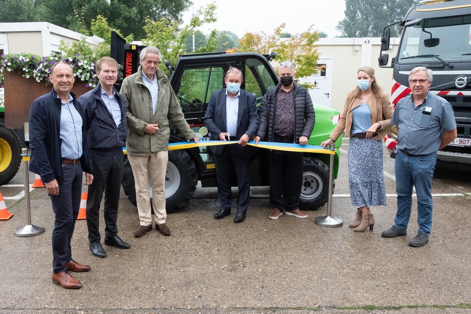 Burgemeester en schepenen knipten lintje voor nieuwe vorkheftruck