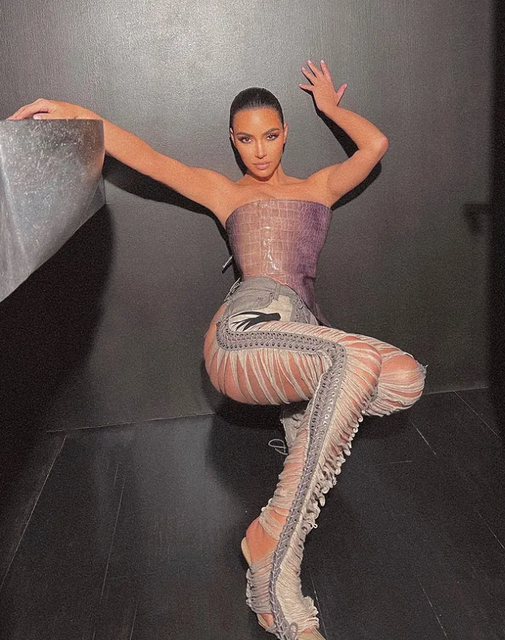 Kim Kardashian met een broek van LdSS en een topje in imitatieleer zoals Christina Aguilera droeg bij het begin van deze eeuw. De look wordt Y2K trashy chic genoemd 