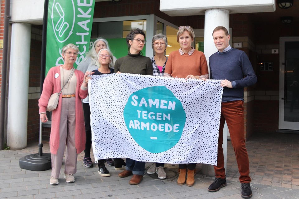 Deelnemers en organisatoren van de Inleefweek Armoede met uiterst rechts Karel Van Eetvelt en Ann-Marie Morel.