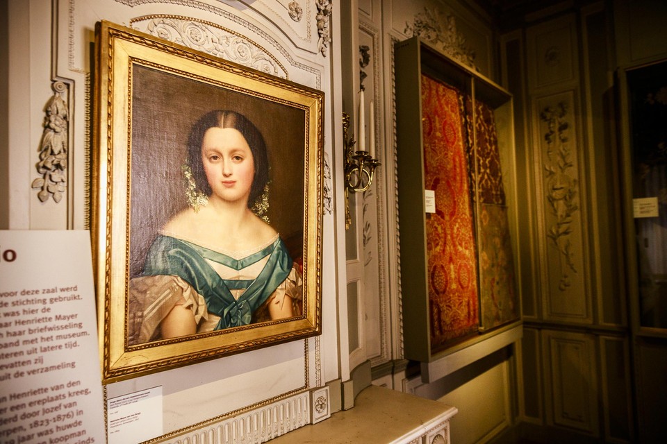 In de salon van museum Mayer van den Bergh hangt een portret van de 18-jarige Henriëtte. Ze is de stichtster van het museum.