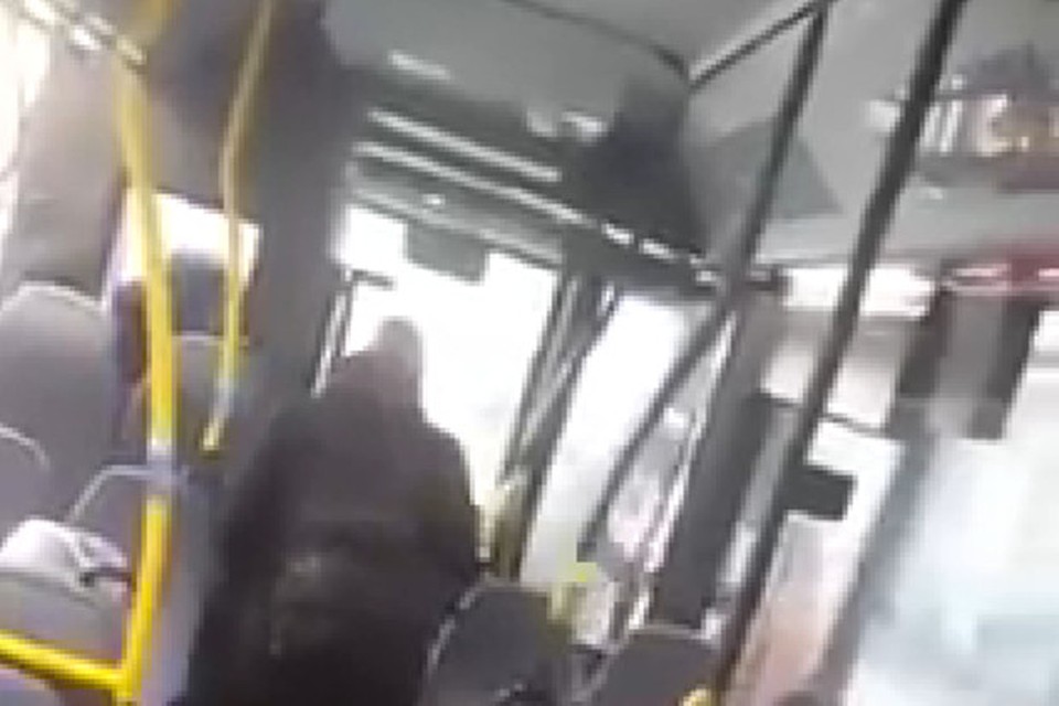 De chauffeur duwde de jonge vrouw verschillende keren met geweld van de bus.