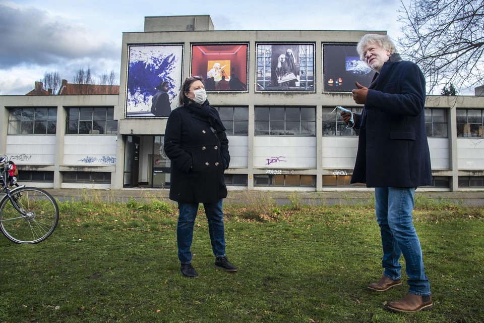 Schepen Astrid Wittebolle en Marc Vandendriessche bij de eerste outdoor gallery van Creative Factory.
