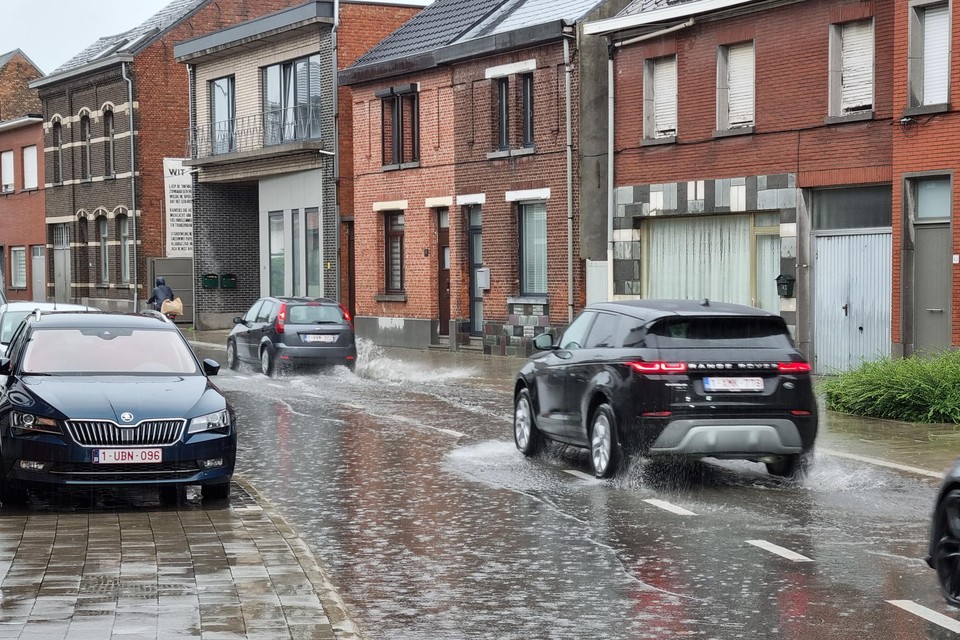 De Winkelstraat in Sint-Amands kwam onder water te staan. 