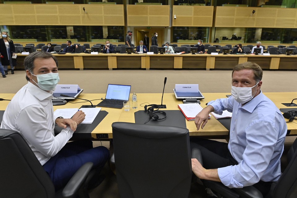 De twee formateurs Alexander De Croo (Open VLD, links) en Paul Magnette (PS) leiden de onderhandelingen in het Egmontpaleis. Slechts een van hen kan premier worden. 