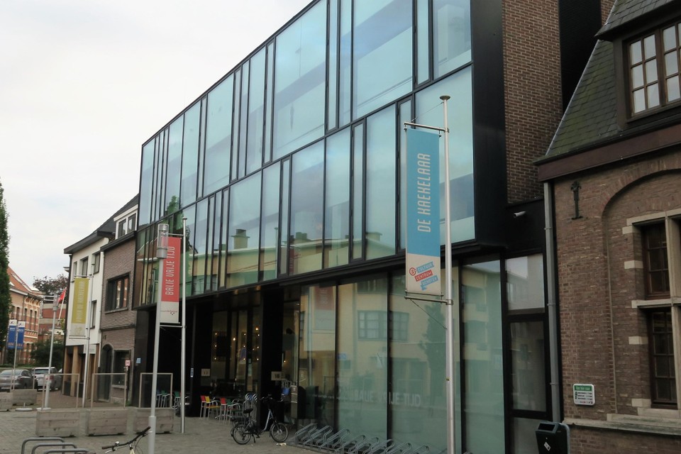 ”De Kaekelaar is een moderne goed uitgeruste theaterzaal. Wat moet dat dan zijn in parochiezalen”, vraagt burgemeester Maarten De Veuster zich af.