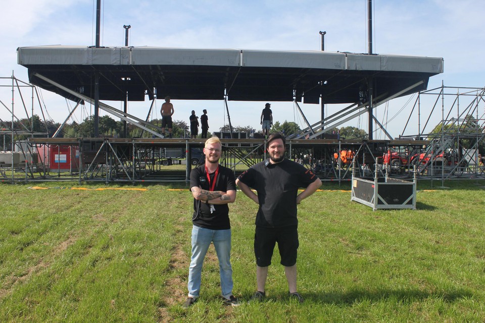 Organisatoren Pieter (links) en Arne bij het in opbouw zijnde podium.