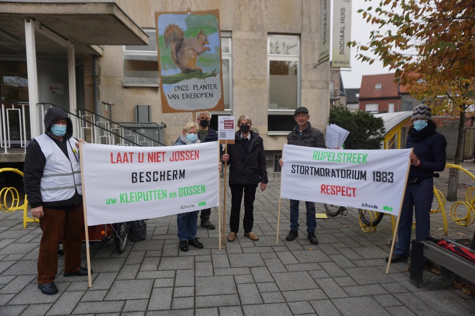 Een delegatie van ALR en wijk ’t Geleeg is afgezakt naar het gemeentehuis in Schelle om de petitie te overhandigen.