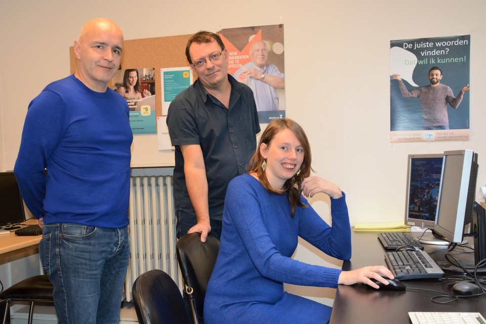 Vrijwilligers en medewerkers van De Lage Drempel maken kwetsbare mensen wegwijs in de digitale wereld.