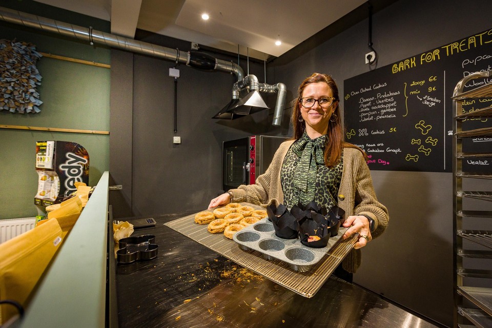 Zaakvoerster Kim Troch in haar nieuwe hondenkoekjesbakkerij.