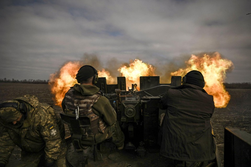 Oekraïense manschappen schieten naar de Russen in Bachmoet.