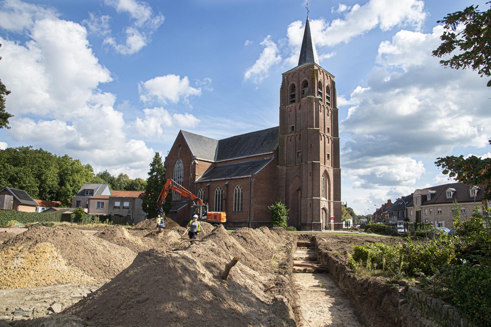 Op de plek waar ooit het kerkhof was, worden nu na enkele decennia nog beenderen van mensen gevonden.