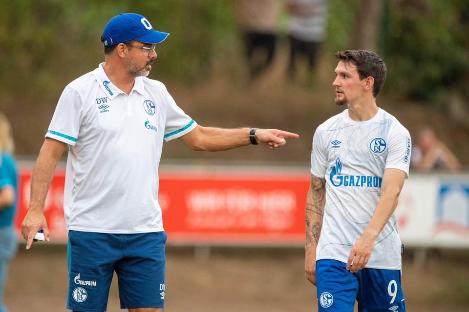 Benito Raman in gesprek met David Wagner, de coach van Schalke 04. 