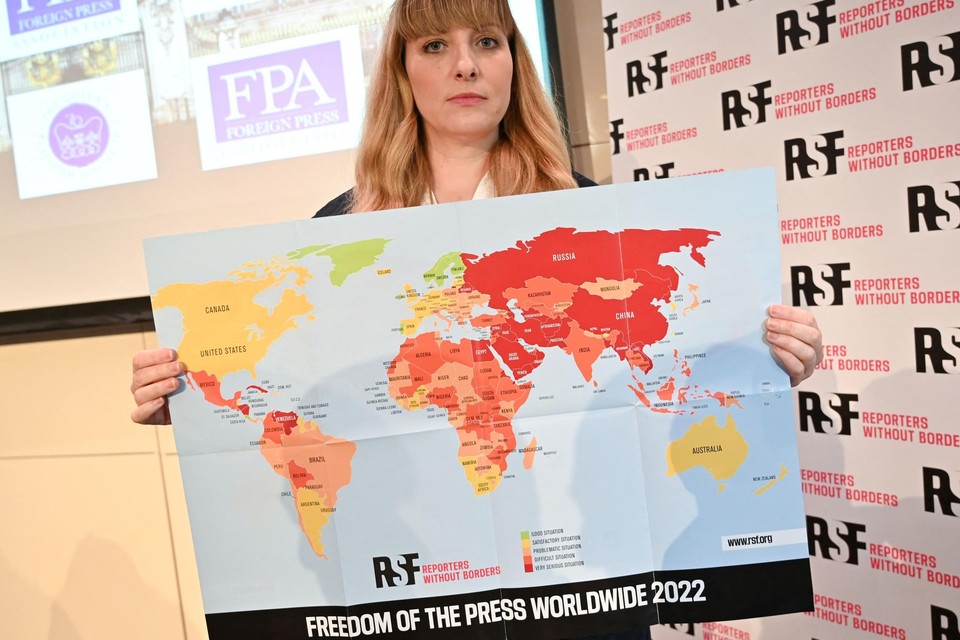 Rebecca Vincent van Reporters zonder Grenzen (RSF) toont de persvrijheid wereldkaart op de persconferentie in Parijs. 