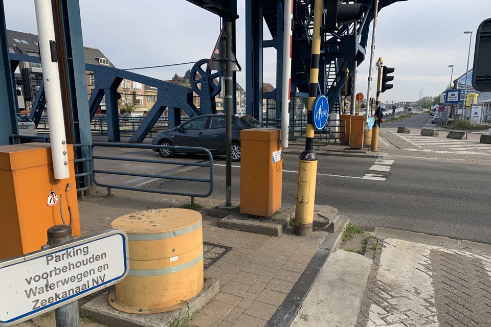 De ronde oranje obstakels worden door de Vlaamse Waterweg verwijderd. De Fabriekstraat (achteraan) wordt heraangelegd.