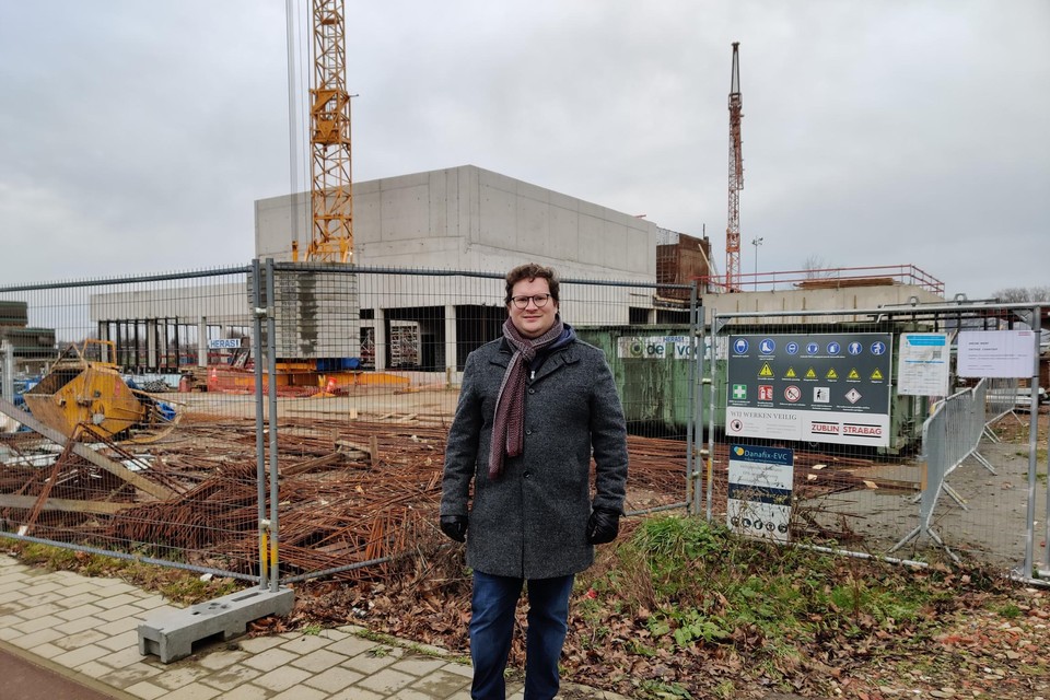 Schepen van Sport Bart Lambrecht voor het in aanbouw zijnde zwembad.