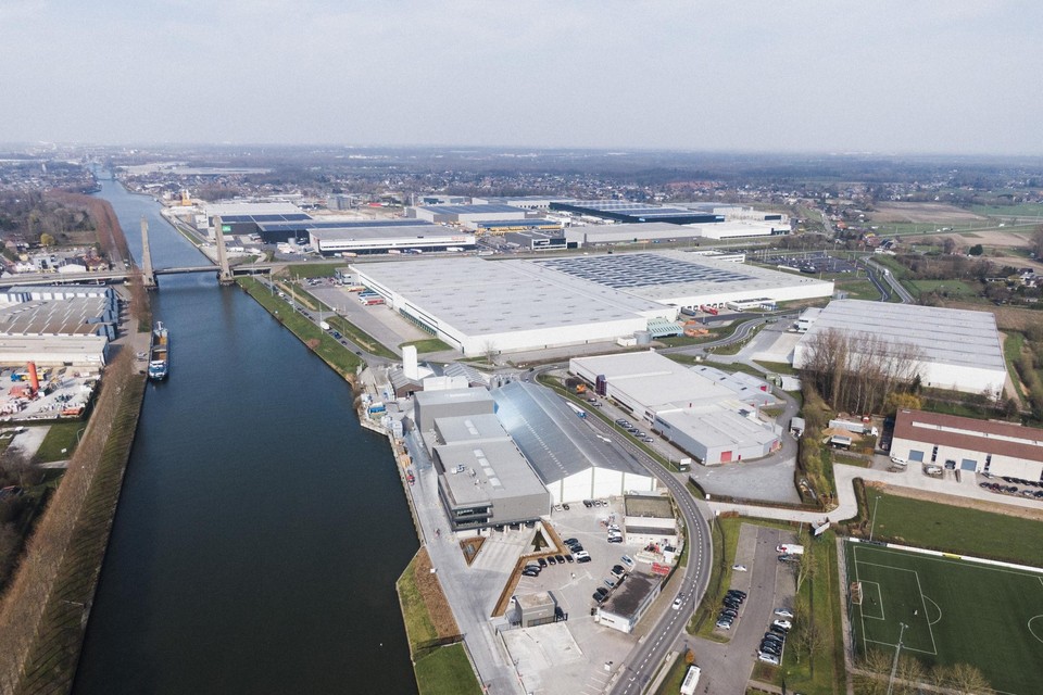 Het bedrijvenpark De Hulst langs het kanaal Brussel-Willebroek: sinds een jaar of twintig slaat het ene logistieke bedrijf na het andere zijn tenten op in Willebroek. 