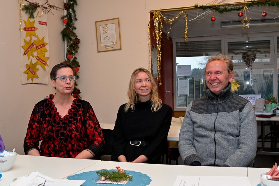 Luc Van de Wiel en dochter Sophie krijgen toelichting bij de werking van Appel &amp; Ei van Vera Smets. 