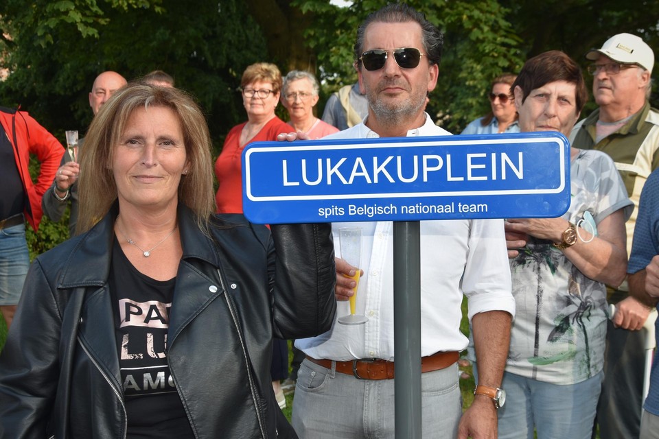 Marina Van Laeken en Geert Mertens bij het naambordje. 