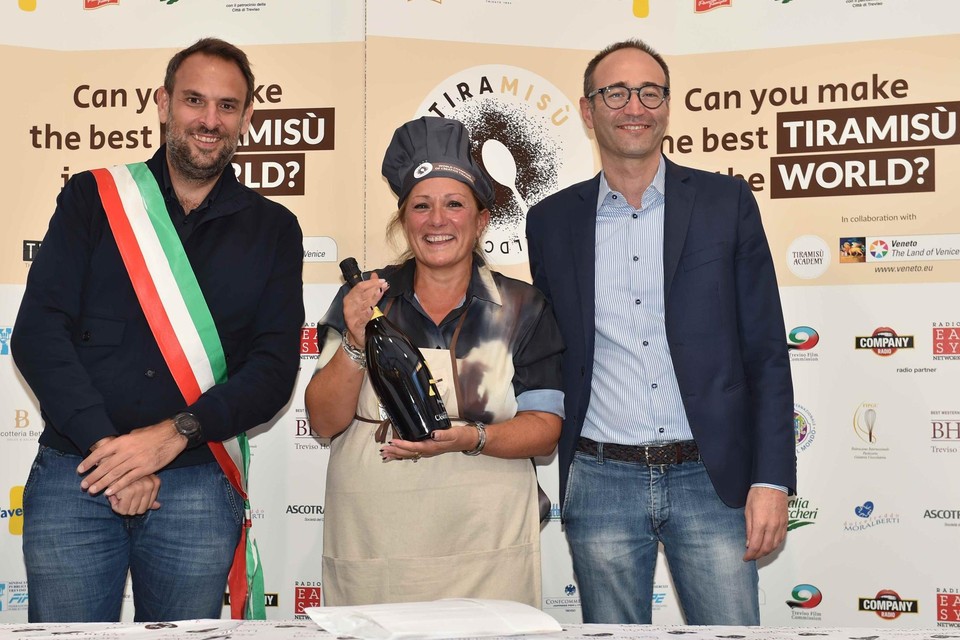 Elena (midden) op de foto met de burgemeester van Treviso (links) en de organisator van de World Cup (rechts).