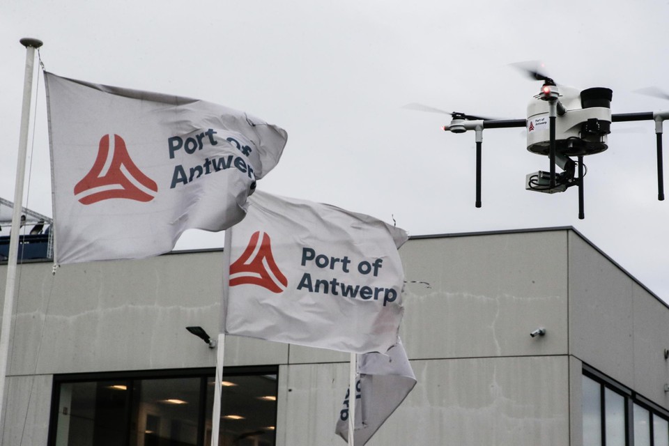 In de haven van Antwerpen worden drones o.a. ingezet voor het opsporen van drijfvuil. 