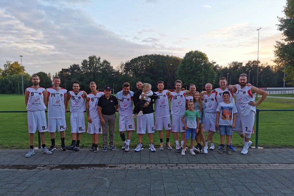 De Basketbal Academie Herentals telt zestien spelende leden, vooral vrienden die verkikkerd zijn op de sport.