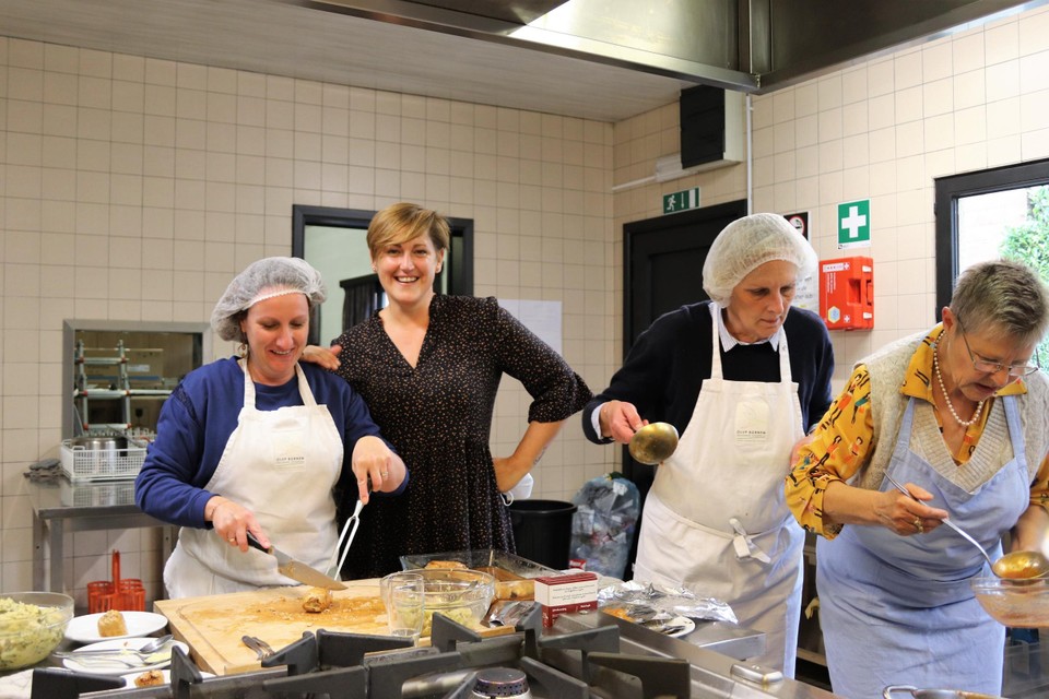 Elke Verberckt bij het keukenteam.