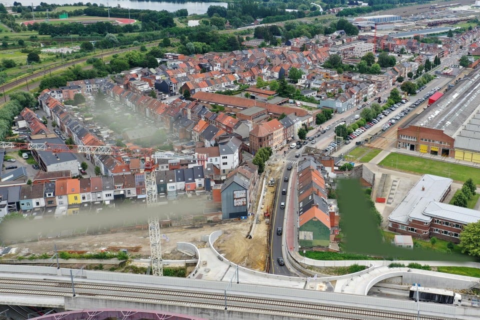 De werken aan de Fietstunnel, met in het midden de Leuvensesteenweg, waar het autoverkeer voor moeilijke weken staat.