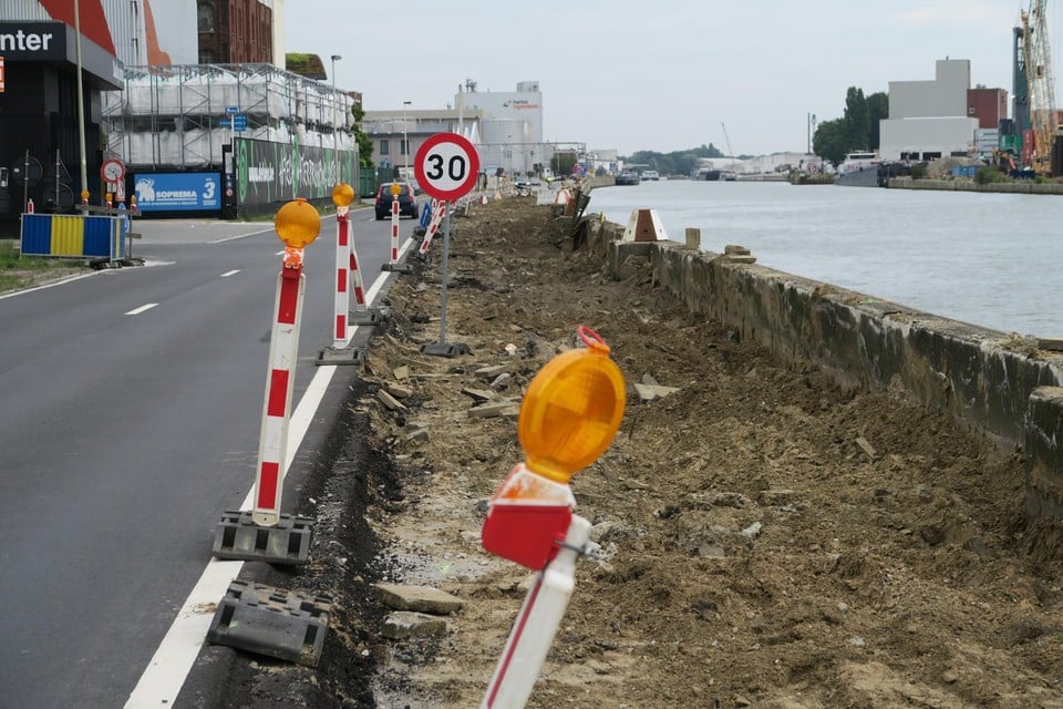 De werf is ingericht om de kaai langs het Albertkanaal te vernieuwen. De snelheidsbeperking wordt meermaals aangegeven.