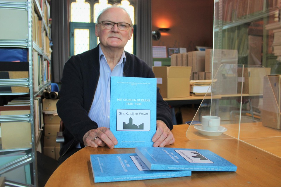 Willy Van Hoof met het boek ‘Het stond in de krant’, het nieuwste boek van Erf en Heem.