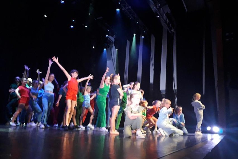 Grote en kleine dansers op dansshow Generations van Dansstudio Syrah in 2023 in OC ’t Centrum.
