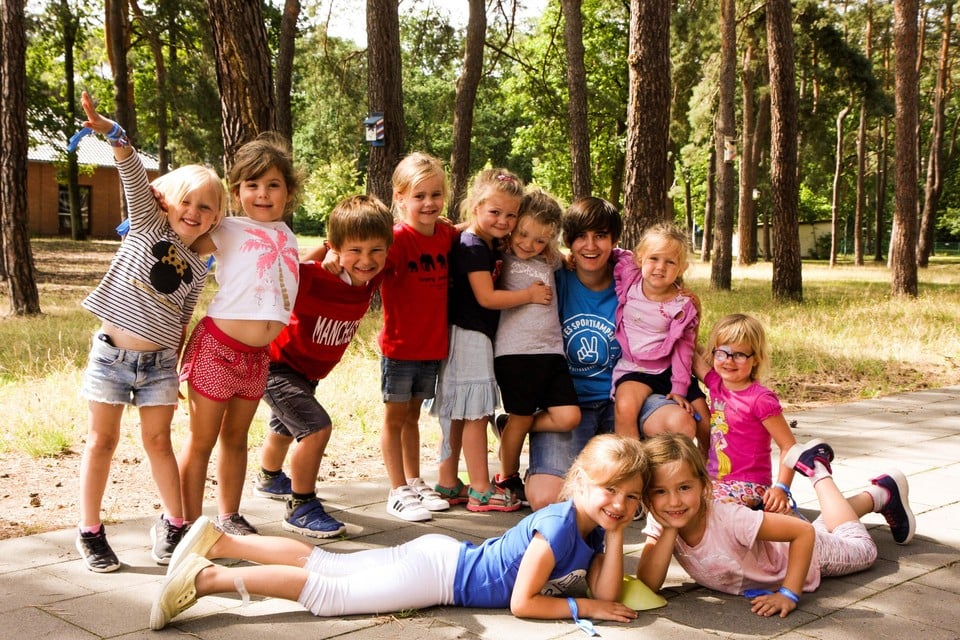 Enkele deelnemertjes van een Yes-sportkamp tussen de bomen.