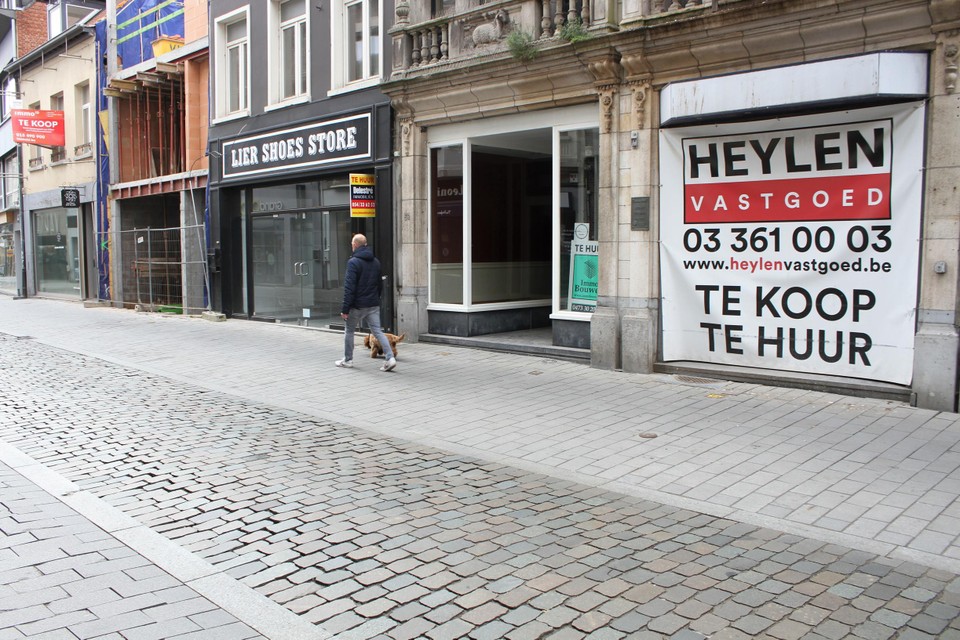 In de Antwerpsestraat in Lier staan 23 winkelpanden leeg.