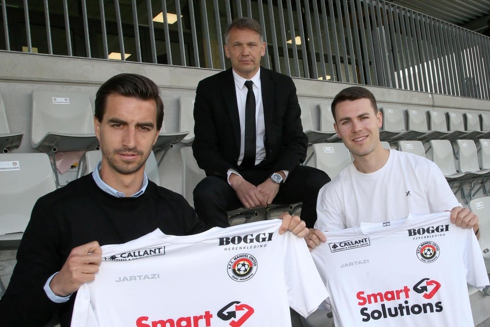 Nieuwe trainer Rudy Verkempinck met de nieuwe spelers Lennert De Smul en Tom Van Hyfte.