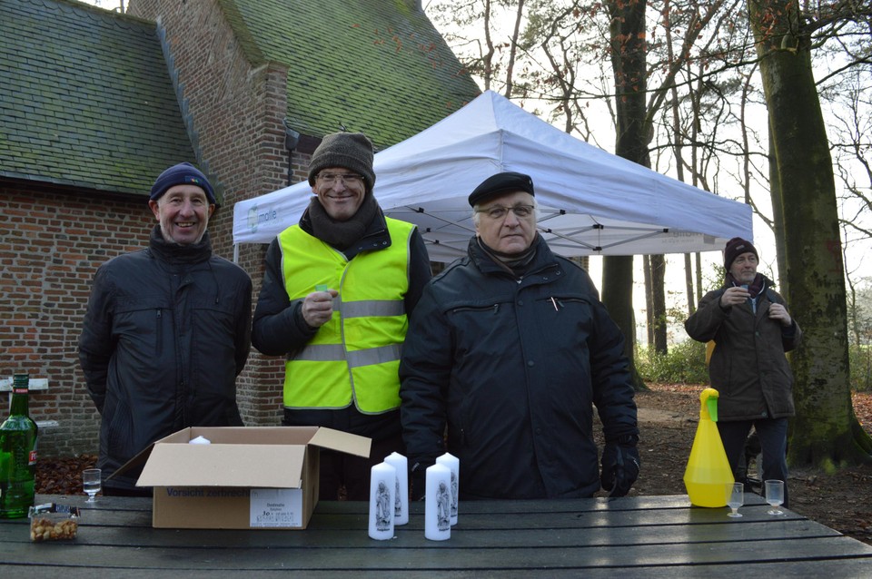 Pastoor Frans Wouters en de leden van de kerkraad hielden de kapel open voor bezoekers en verkochten kaarsen.