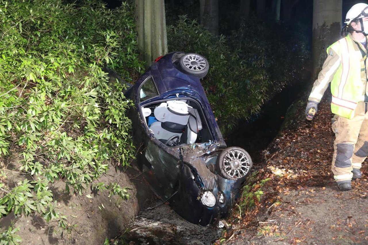 Auto Over De Kop In Gracht Brandweer Bevrijdt Gewonde Bestu Kapellen Gazet Van Antwerpen Mobile