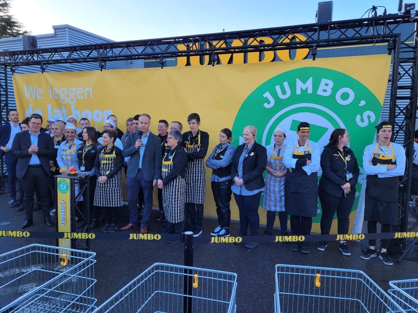 Het Jumbo-team verscheen net voor de opening voor de nieuwe supermarkt. 
