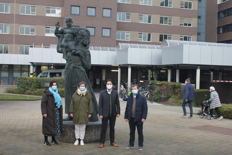 Elke maandag en donderdag is er een ambtenaar in het ziekenhuis aanwezig, aldus de schepenen Heyrman (links) en Buysrogge (tweede van rechts).