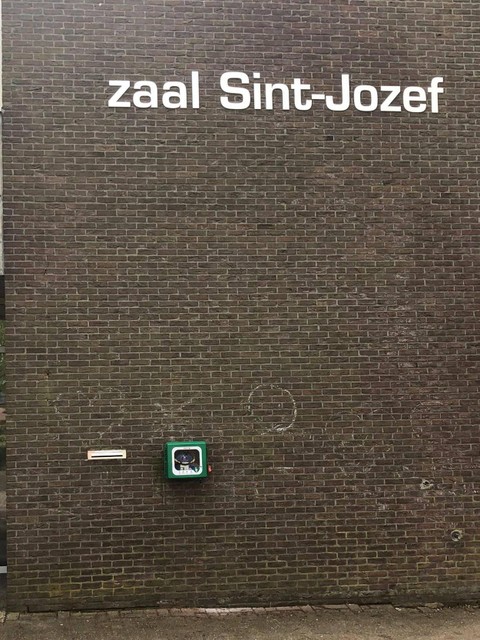 Het AED-toestel aan zaal Sint-Jozef in Vosselaar.