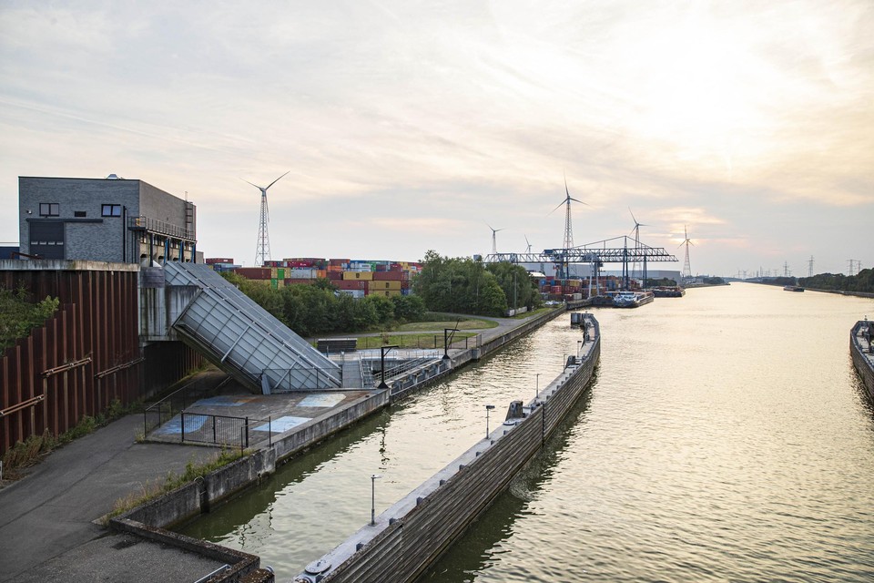 Het Albertkanaal, dat gevoed wordt door de Maas, is de levensader van de Vlaamse economie.  