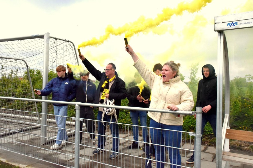 Geel-zwarte rookpluimen werden na de wedstrijd van de U17 afgestoken.