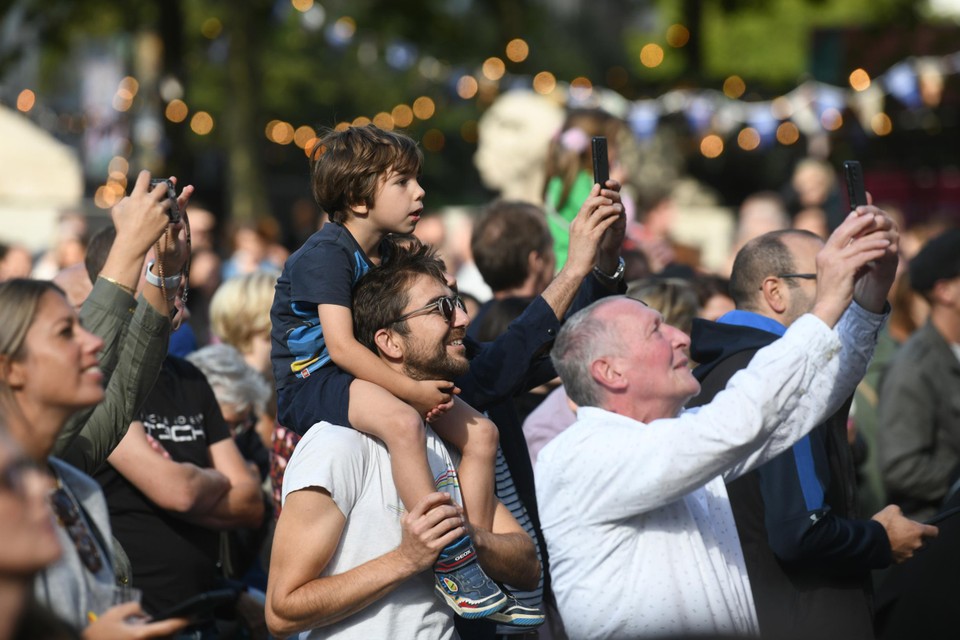 Fier ouders en grootouders halen de camera boven tijdens een optreden van vier buurtscholen zondag tijdens Het Schoonste Openingsfestival. 