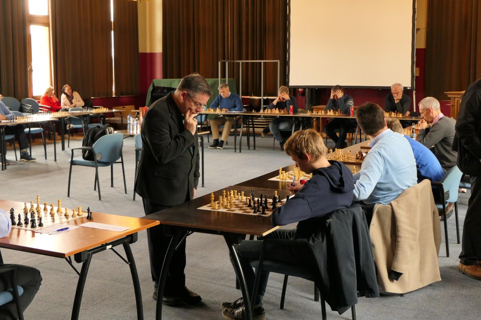 Tijdens de simultaan nam Motwani het op tegen 22 spelers van de schaakclub.