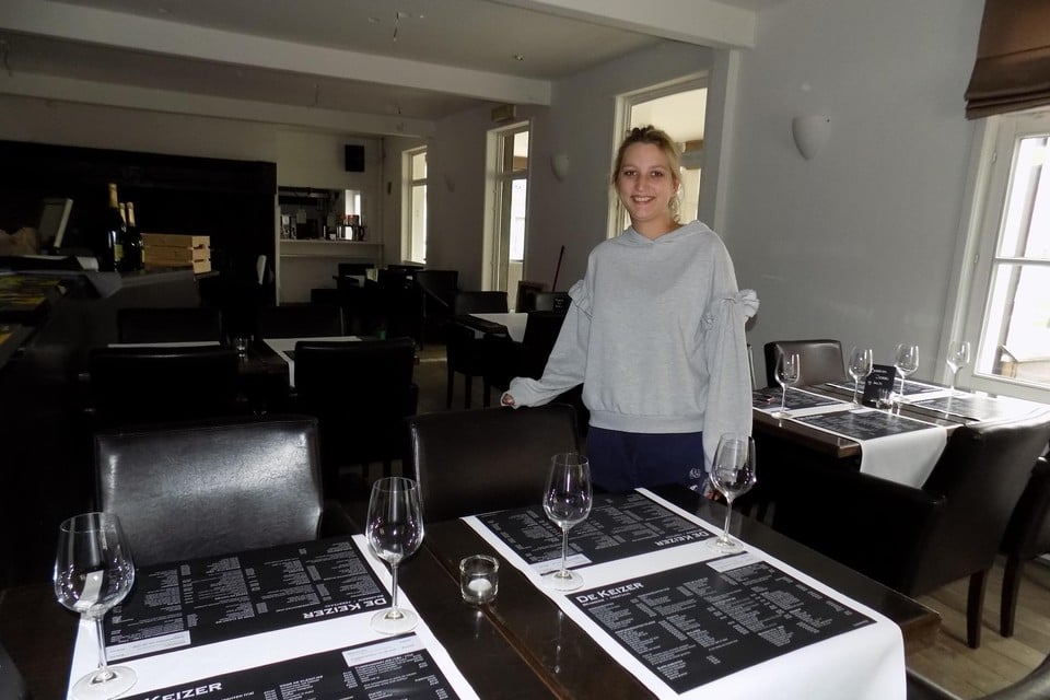 Lana Carelsz heropent met haar partner en nog een medevennoot brasserie De Keizer in het gelijknamige historische pand in Wechelderzande.
