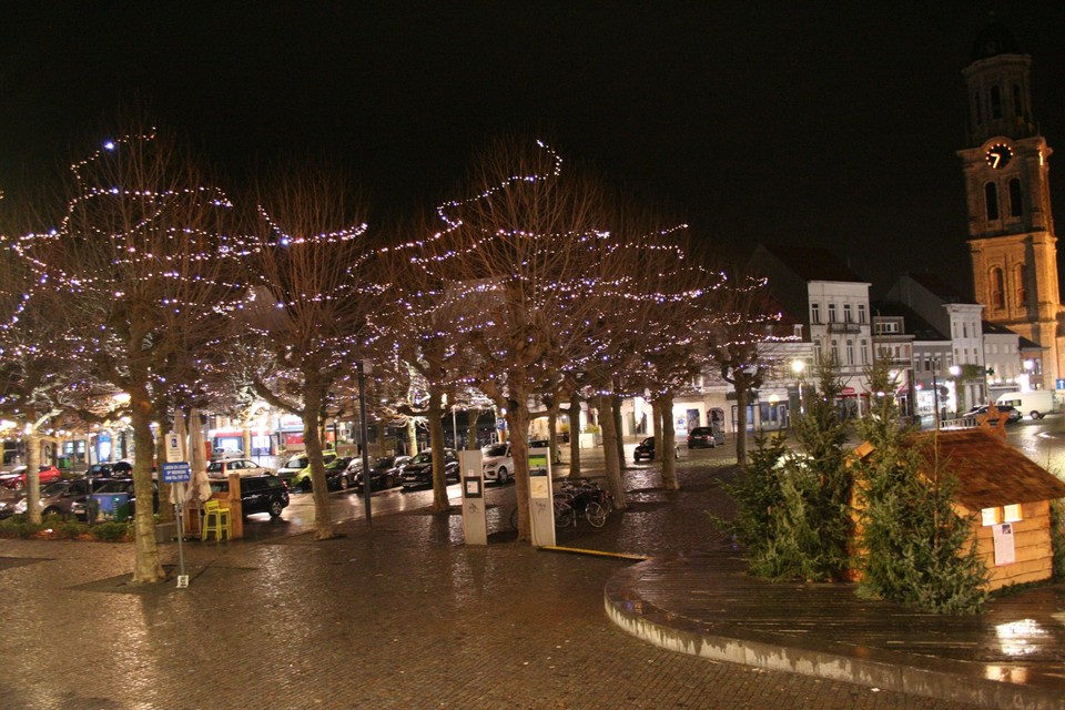 De Markt in Lokeren baadt in het licht. Het stadsbestuur trekt jaarlijks 90.000 euro uit voor sfeerverlichting. 