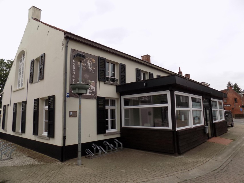 De Keizer is een beschermd gebouw in de schaduw van de kerktoren in Wechelderzande.