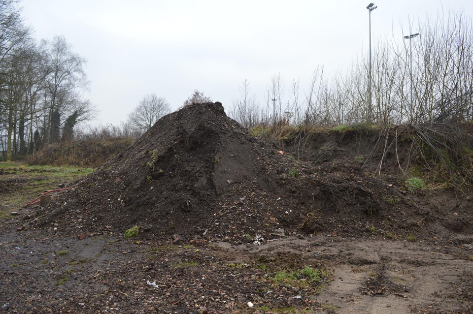 Volgens Vlaams Belang Zoersel moet de gemeente dringend een hek rond deze hoop zand zetten.