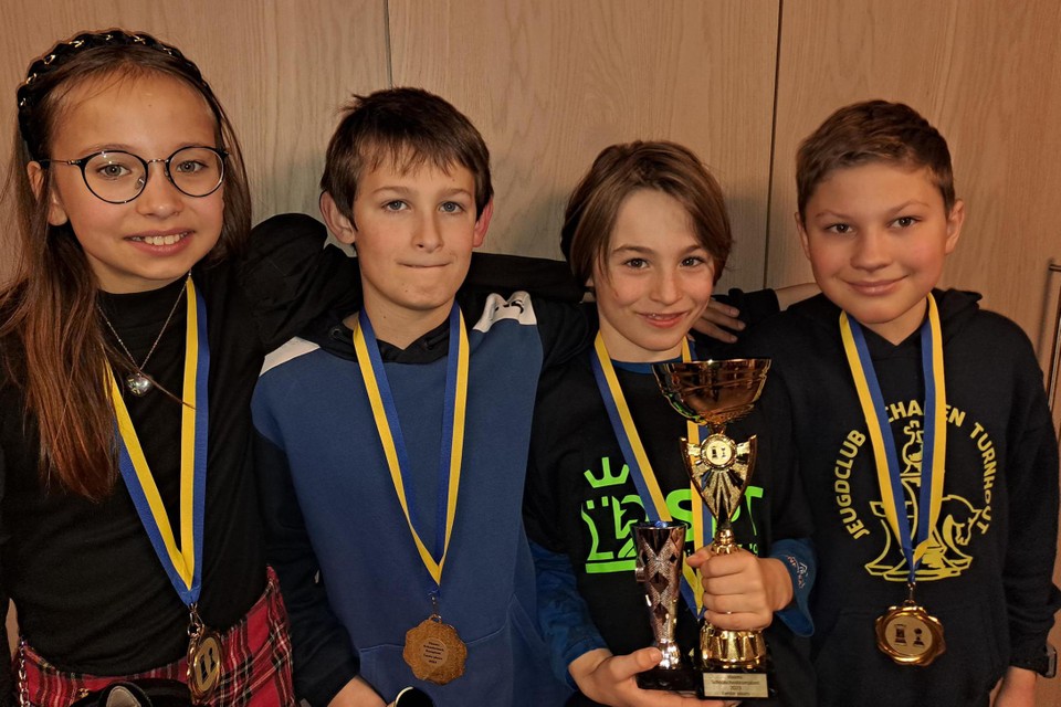 Yesenia Lukin, Odilon Seyns, Jonathan van Heinsbergen en Kristian Toroptsev behaalden als leerlingen van het Sint-Pietersinstituut in Turnhout de titel van Vlaams schoolschaakkampioen lager onderwijs.