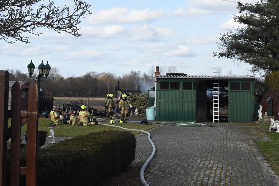 De brandweer kon voorkomen dat de brand oversloeg naar de buren.